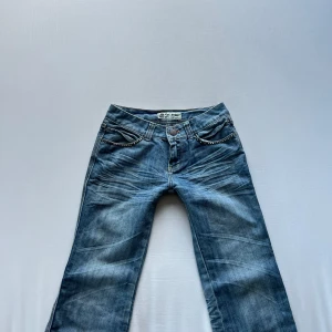 Blå bootcut jeans - Midjemått: 33cm rakt över, innerbenslängd ….