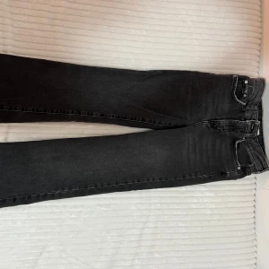 Svarta jeans - Snygga svarta jeans med en klassisk design. De har en rak passform