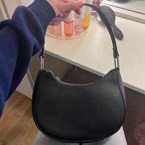 Axel väska💕💕 - Säljer den här axelväskan från Pull&bear. Använd max en gång och ser ny ut. Har varit super försiktig med denna. Verkligen jättebasic och snygg, får plats med mycke och skön att bära på. Säljer för 200kr och är inte helt säker på att jag vill sälja, kommer nog inte att gå ner i pris. Tryck gärna på ”köp nu”😊😊❤️❤️