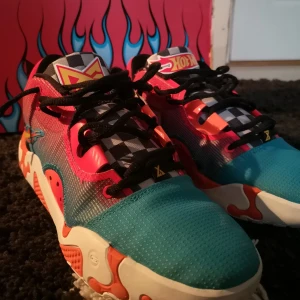 Pg 6 Hot Wheels  - Ett par nästan helt nya basketskor. Jag har använt de bara ett par gånger. De finns också orginal box som kommer med skorna. Meddela mig för mer info jag delar gärna med mig☺️
