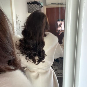 Kappa furstockholm  - Kappa från furstockholm den långa versionen. Äkta rävpäls. Väldigt fint material använt fåtal gånger. Den är i nyskick. Den är varm. Säljer för 1000