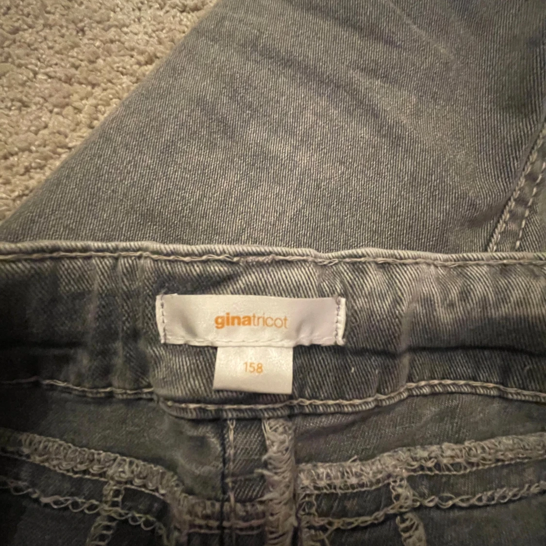 Grå lågmidjade bootcut jeans från Gina Tricot - 91