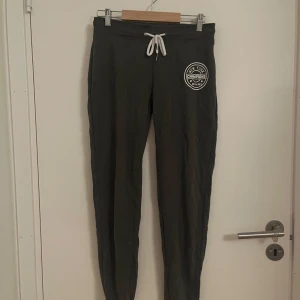 Gröna mjukisbyxor från Primark. - Gröna mjukisbyxor från Primark. Använd ett fåtal gånger.