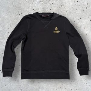 Morris Crewneck - Morris Crewneck | Skick 8/10 Inga defekter | Storlek XS men sitter som S och färgen svart | Nypris 1200kr | Hör av er för mer information/bilder! 