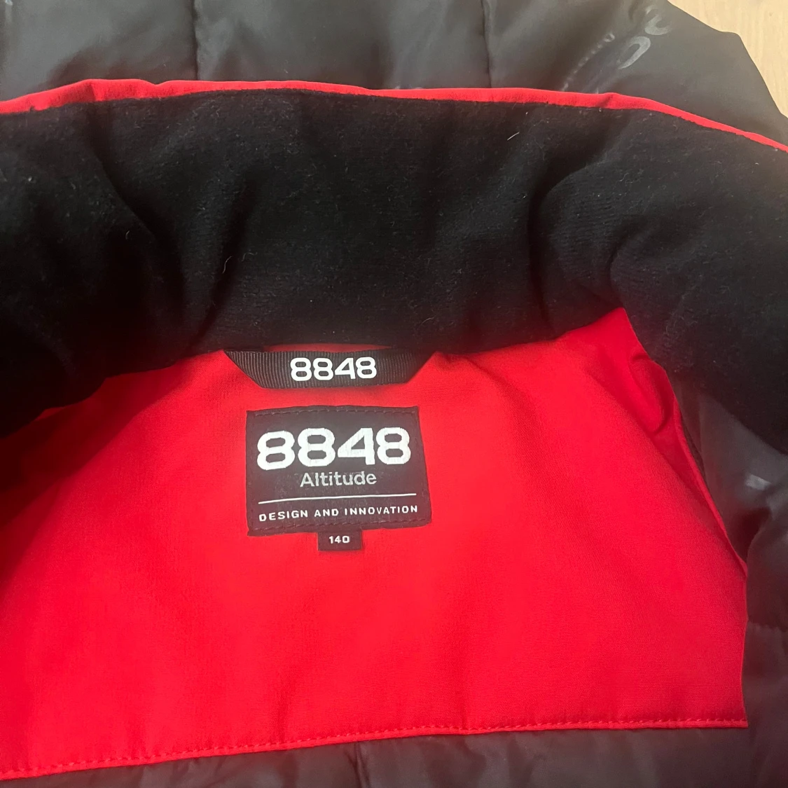 Svart, vit och röd skid jacka från 8848 Altitude, 140 cm  - 92