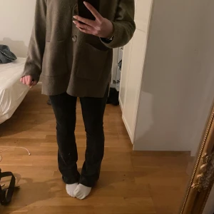 Svarta lågmidjade jeans  - Svarta lågmidjade jeans från Pull&Bear, jättesnygga men har tyvärr blivit för små för mig💘