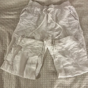 Linnebyxor från H&M - Säljer ett par vita linnebyxor från H&M! De är perfekta för sommaren och har storlek S 💕skriv ifall du har några frågor! Priset går att diskutera