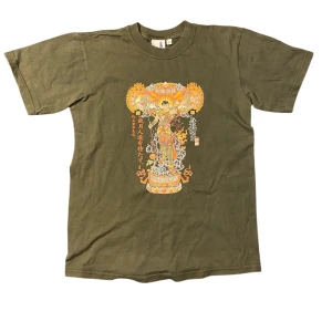 Olivgrön t-shirt - Säljer denna olivgröna t-shirt från Stamco. Inget synligt slitage. Fler bilder eller frågor? Skicka dm