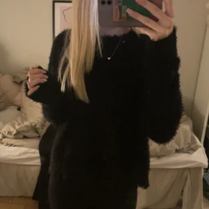 Svart fluffig tröja - Bra skick