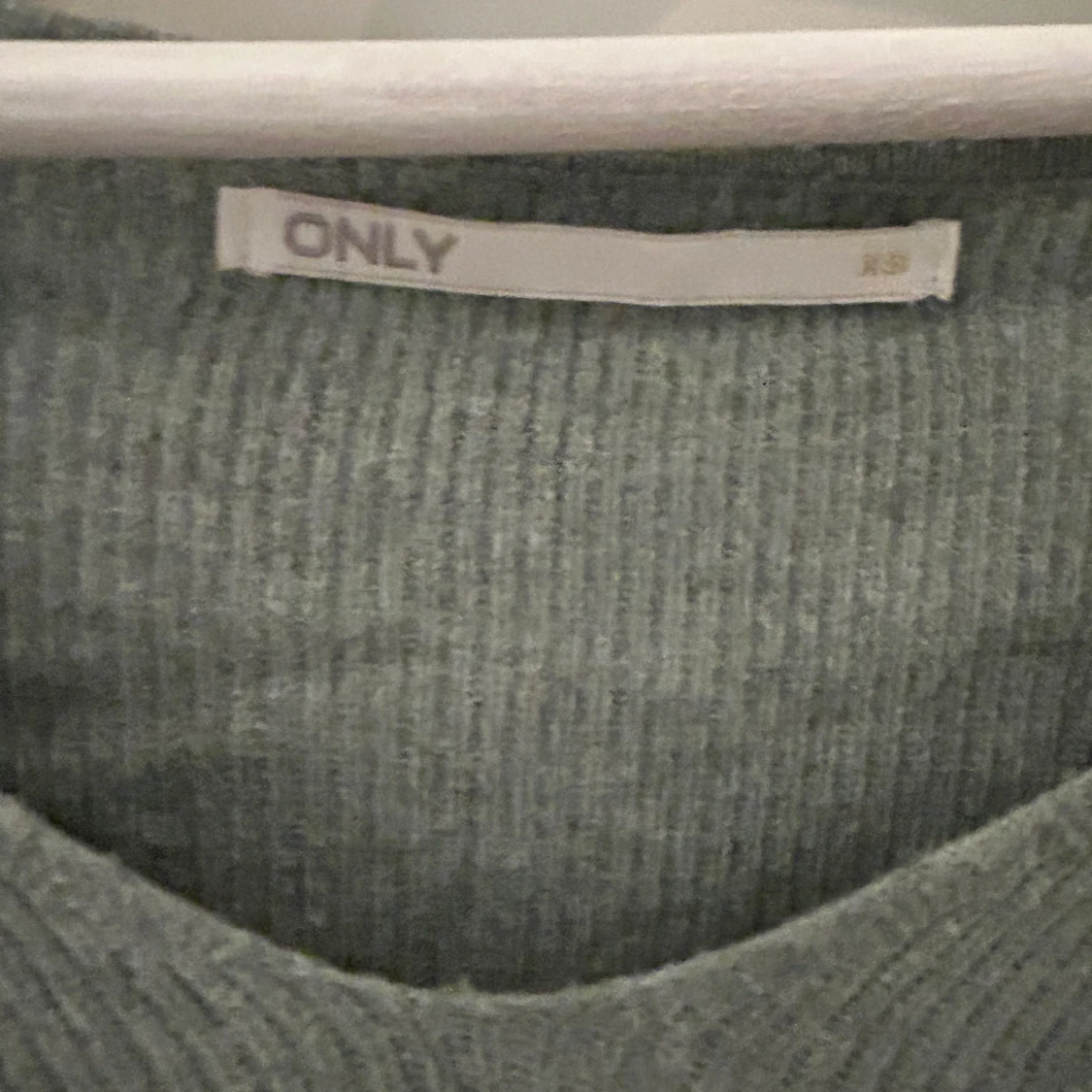 Grå ribbad tröja från ONLY - 90