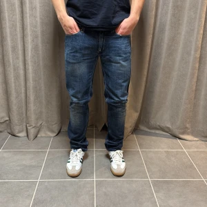 Acne jeans - Säljer dem här riktigt snygga acne jeansen med skön passform | modellen på jeansen heter Max Loaded | storleken är W29 L 32 | modellen på bilden är 173 cm | nypris 2700 kr | bra skick på jeansen | 