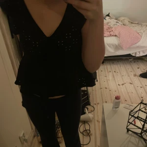 Svart sommar topp - Säljer en svart somrig topp💗Tröjan är använd runt 2 gånger så den är som ny!!🥰