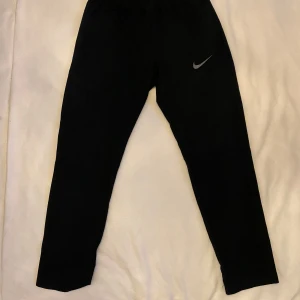 Nike Dry Fit Track Pant - Säljer ett par svarta träningsbyxor från Nike. Storlek, S Färg, svart Cond 7/10