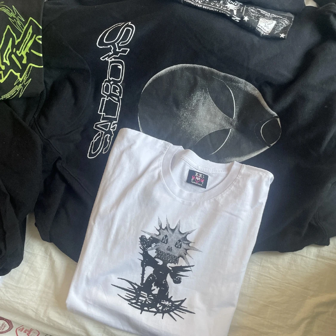 Svart och vit t-shirt med tryck - 90