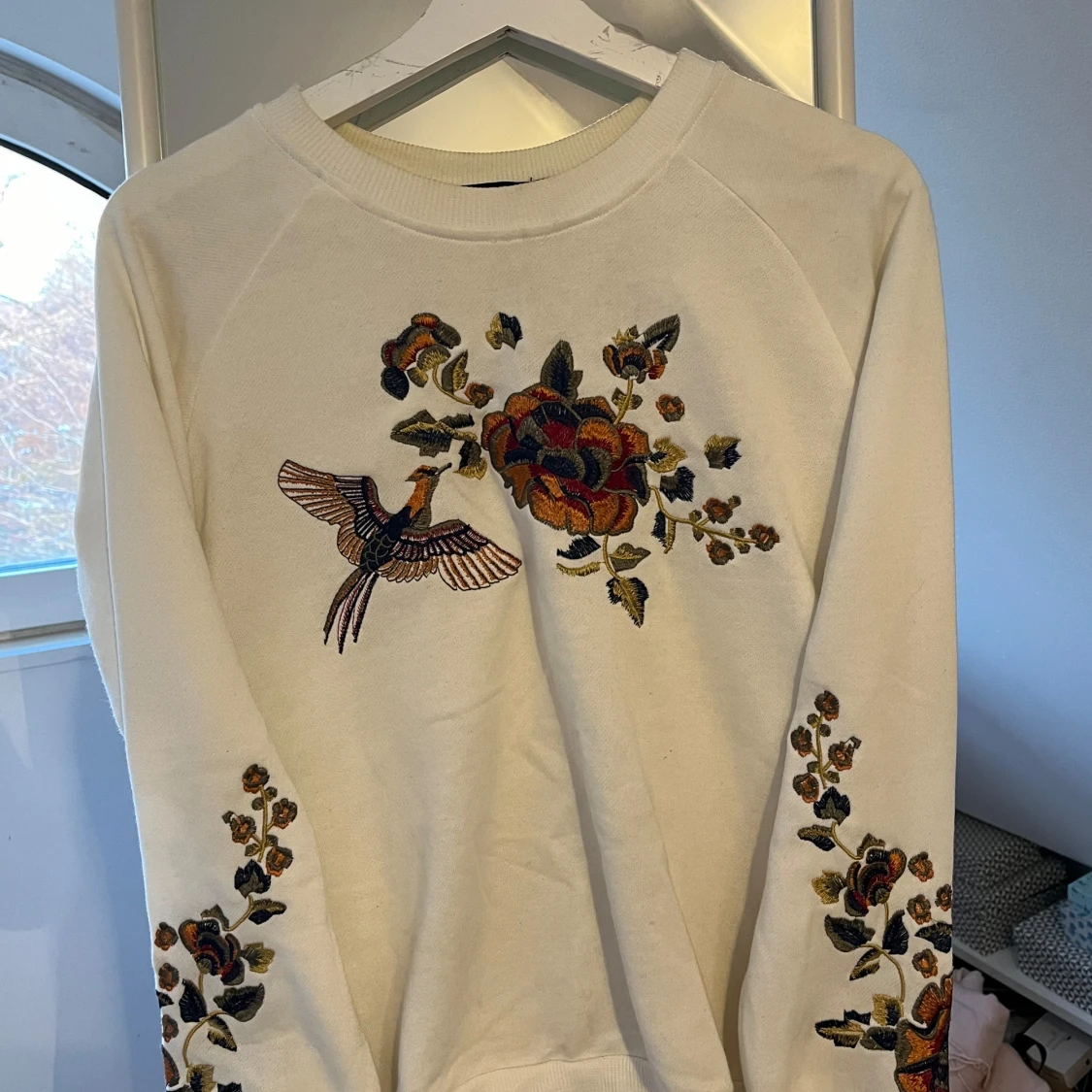 Vit sweatshirt med broderade detaljer  - 91