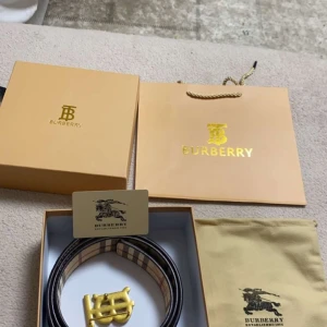 Burberry bälte  - Säljer ett snyggt burberry bälte. Bältet har ett stilrent metallspänne som ger en lyxig känsla. Perfekt för att piffa upp vilken outfit som helst! Passar både till vardags och fest. Obs:skriv innan köp