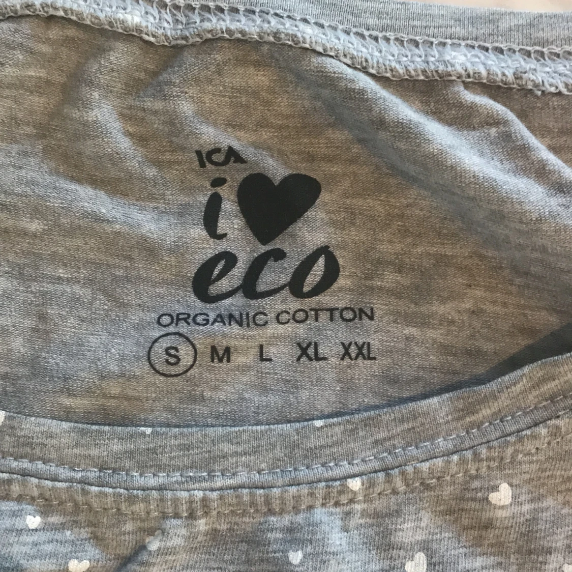 Grått nattlinne med små vita hjärtan på - 91