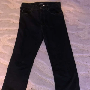 Svarta jeansbyxor från Armani - Snygga svarta jeans byxor .