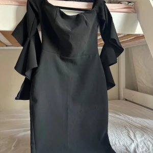 Klänning - Använd en gång men väskan sprättade upp den lite såsom på bilden, därav priset