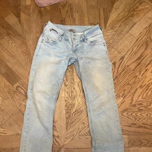 Ljusblå jeans med knappar - Snygga ljusblåa ltb jeans med låg midja och knappdetaljer. 