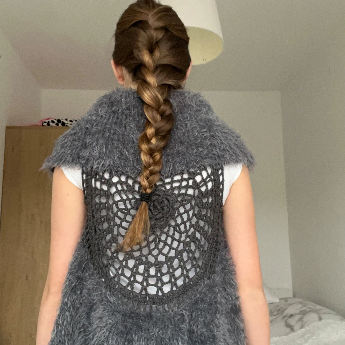 Grå pälsväst med virkad rygg - 90