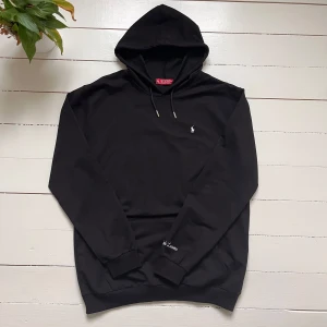 Ralph Lauren hoodie - Ralph Lauren svart hoodie, ett annorlunda sorts material, lite tunnare.   3Xl men rekommenderar inte för dom som i vanliga fall har det. Ungefär 185 cm.  För dom i vanliga fall har L ungefär  Kom med frågor!