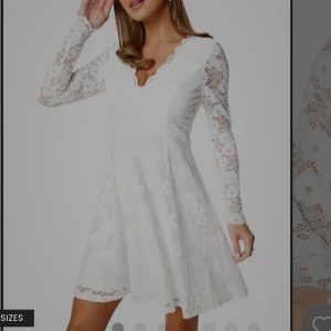 Studentklänning  - Säljer min populära studentklänning från förra året, så endast använd 1 gång! Långärmad med spets över hela, v-ringad och lite utåtgående kjol! Från bubbelroom, nypris 700 kr.