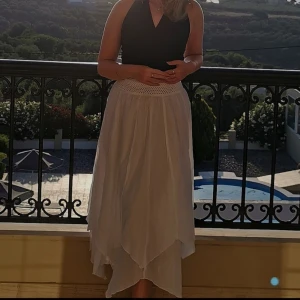 Svart och vit klänning - Vit kjol köpt I Grekland, kjolen har resår högst upp vilket gör att den formar sig efter kroppen. Nypris 500:-