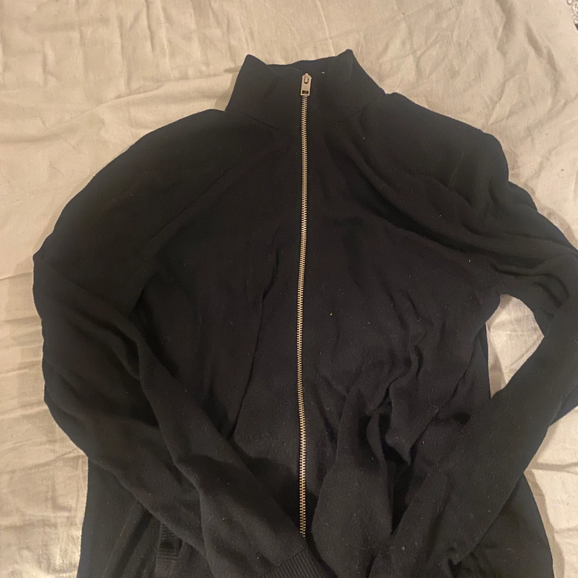 Svart tröja med dragkedja