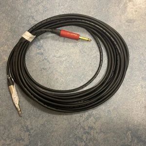 Guitar Lead - instrumentkabel med Neutrik Silent - Van Damme Pro Grade Classic XKE Instrument Cable är en obalanserad ljudkabel med relativt låg kapacitans för användning med gitarrer, keyboards och andra obalanserade utgångsenheter. Dess täta konstruktion och dubbla skärmar av ledande termoplast och tätt överlappande koppar säkerställer brusfri hantering och utmärkt ljudavvisning, vilket gör den här kabeln idealisk för användning på scen.