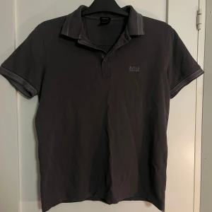Grå pikétröja från Hugo Boss - Använd ganska mycket. Inga skador eller defekter. Hör av dig vid fler frågor eller intresse! (Kan gå ner i pris vid snabbt köp)