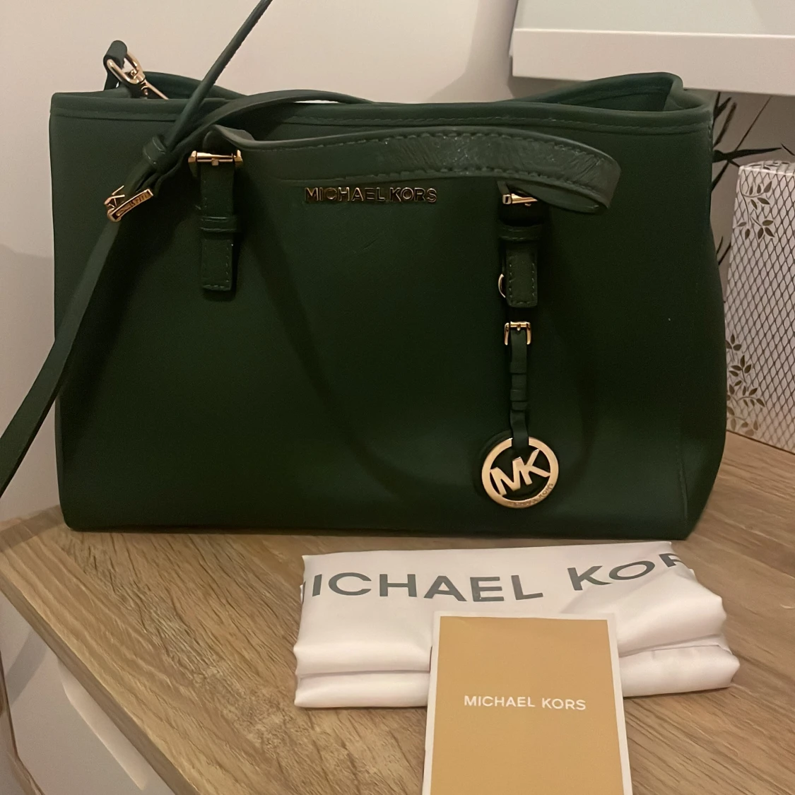 Grön handväska från Michael Kors - 91