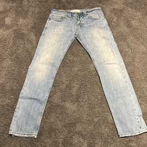 Dondup Jeans Lucky Limited Edition - Riktigt feta limited edition jeans från Dondup. Perfekta för en grich och laidback stil.!! Notera att storleken är i IT så dom är ungefär W30-32 i EU!!                                          ‼️Fast pris 500kr‼️