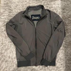 Herno tunnjacka - - Tunn jacka från Herno - Storlek 46 (S) - Skick 9/10 som ny