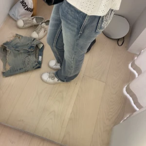 Low waist jeans  - Skitsnygga low waist jeans med den lilla extra detaljen av glitter på bakfickorna. Säljer då dem tyvärr inte kommer till användning längre. Skriv privat för fler bilder🎀 vid snabb affär kan priser diskuteras.