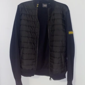 Cardigan - Säljer en stilren svart cardigan från Barbour. Ny pris 2200. Hör av er vid frågor eller intresse. Pris kan diskuteras