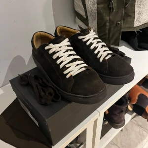 Myrqvist skor (42) - Storlek 42 Köpt för 2000 på NK Bra skick, då jag använt andra skor Allt följer med  Inte og snörningen på, men det medföljer Skriv vid fundering