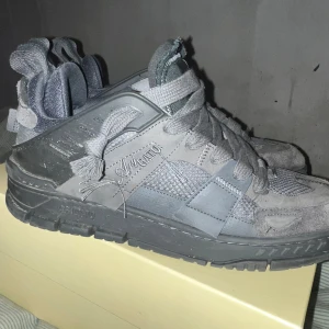 Axel Arigato Area Patchwork Sneaker - Nyskick använda typ 4 gånger allt original som du får med när du köper skorna på NK kommer med, Köpta på NK i Stockholm och digitalt kvitto finns. Nypris 3600kr, mitt pris 2800kr, som sagt knappt använda och ingår även en coating spray gratis 