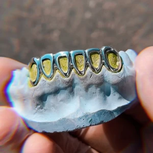 Guld och silver tandgrillz - Unika tandgrillz i guld och silver med en stilren design. Perfekt för att ge ditt leende en extra glans och stil. Anpassad passform för en bekväm användning. custom grillz går att beställa hos Vs villian på instagram