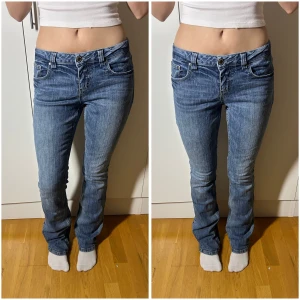 Lågmidjade bootcut jeans vintage  - Vintage lågmidjade bootcut jeans. Storlek ”3/4” skulle säga att detta motsvarar en stor s eller en m. Innerbenslängd:85 midjemått:38 stretch till 40. Köp sker via köp nu, jag postar inom 24h. Kvar tills markerad såld. 
