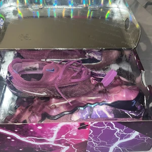 Nike galaxy gx elite🌌 - Snygga lila Nike fotbollsskor med snörning och en cool blixtdesign på sulan. Perfekta för fotbollsplanen med en modern look och bra grepp.