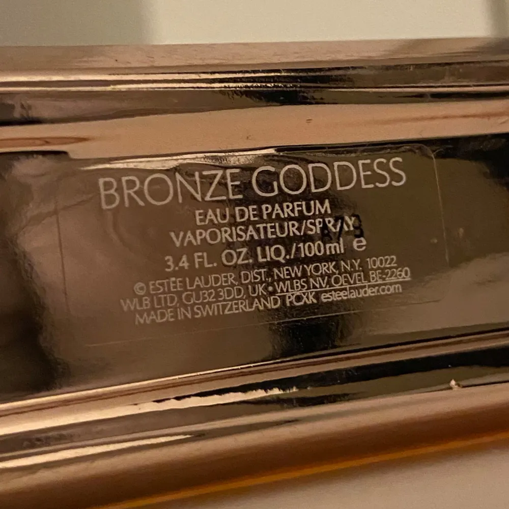 Säljer denna diskade version av Bronze Goddess Eau de Parfum från Estée Lauder. Flaskan rymmer 100 ml och är mer än hälften kvar. 🔝Topp: Mandarin,italian bergamot, ginger extract. ❤️Hjärta: indian Jasmine, sambac absolute, creamy coconut & frangipani petals. 🅱️Bas: vanilla absolute, cashmere Wood, captive musk & Amber. . Perfume.