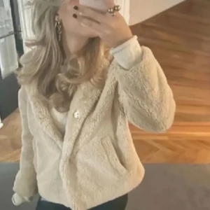 Teddyjacka  - Jättefin teddyjacka från Zara 💕 perfekt nu till våren 