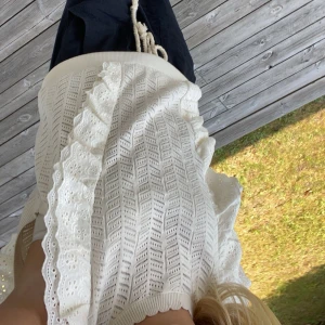 Volang blus - Säljer denna jätte söta toppen från Lindex. Använd några få gånger, har en lite fläck som man kan se på bilden men är säker på att den går bort i tvätten. Tvättar innan ja fraktar den. Ny pris 399kr.