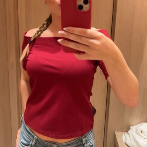 Vinröd topp - Säljer en stilren vinröd topp med korta ärmar. Perfekt för en avslappnad look. Passar bra till jeans eller kjol. Använd en gång!❤️
