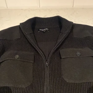 Kenneth Cole Zip - Säljer nu denna asfeta Kenneth Cole Tröjan i ett gott skick! Storleken är M och sitter bra som det. Nypris ca 1599kr❌ mitt pris endast 399kr✅Hör av dig vid minsta lilla fundering! Pris kan sänkas vid snabb affär 😃😃