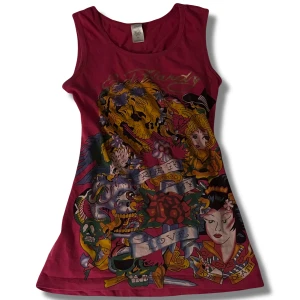 Ed hardy - Snygg rosa ärmlös topp med ett unikt tatueringsinspirerat mönster som täcker både fram- och baksidan. Perfekt för dig som vill sticka ut!