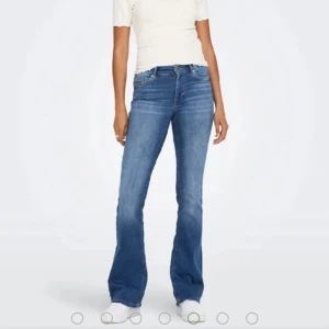 Blå bootcut jeans från ONLY - Snygga blå bootcut jeans från ONLY i storlek S. De har en klassisk femficksdesign och är perfekta för en avslappnad stil. Jeansen har en hög midja och en lätt tvättad look som ger en trendig touch.