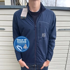 Woolrich windbreaker (HELT NY) - Tja! Säljer nu denna helt sprojlans windbreaker ifrån woolrich. Skick ; 10/10 alla lappar kvar. Nypris ligher starx över 3200kr men säljs nu för endast 1599kr. Hör gärna av er vid frågor eller funderingar!