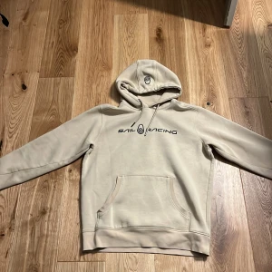  Sail Racing - Säljer en stilren beige hoodie från Sail Racing. Använd 5 gånger totalt. 